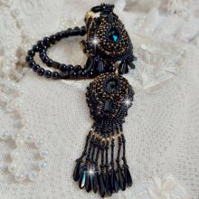 Pendentif Habit Noir pour un style Vintage est brodé avec une pierre de Gemme : l’Onyx Noir à laquelle s’ajoute des cristaux, dagues, perles, facettes et rocailles en Verre. Belle harmonie !